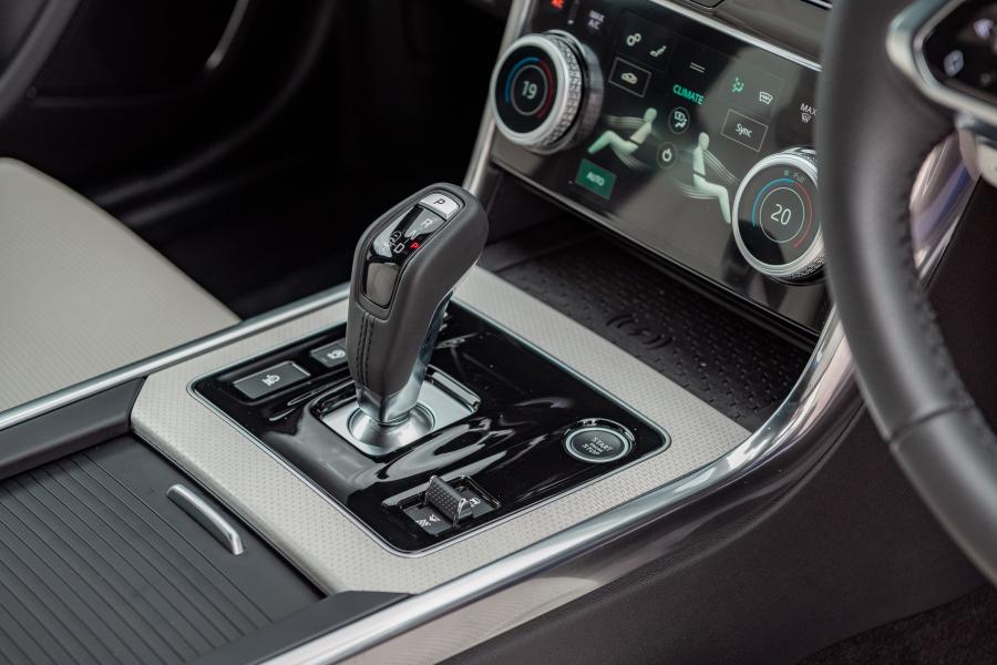 Детали интерьера Jaguar XE D180 SE R-Dynamic AWD 2019 года  (UK) (фото 26 из 40)
